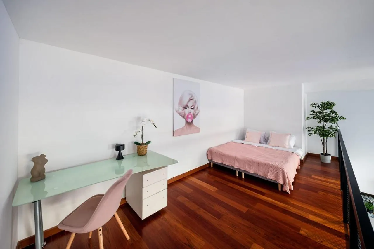 Duplex Apartment With 3 Bedrooms 프라하 0*,