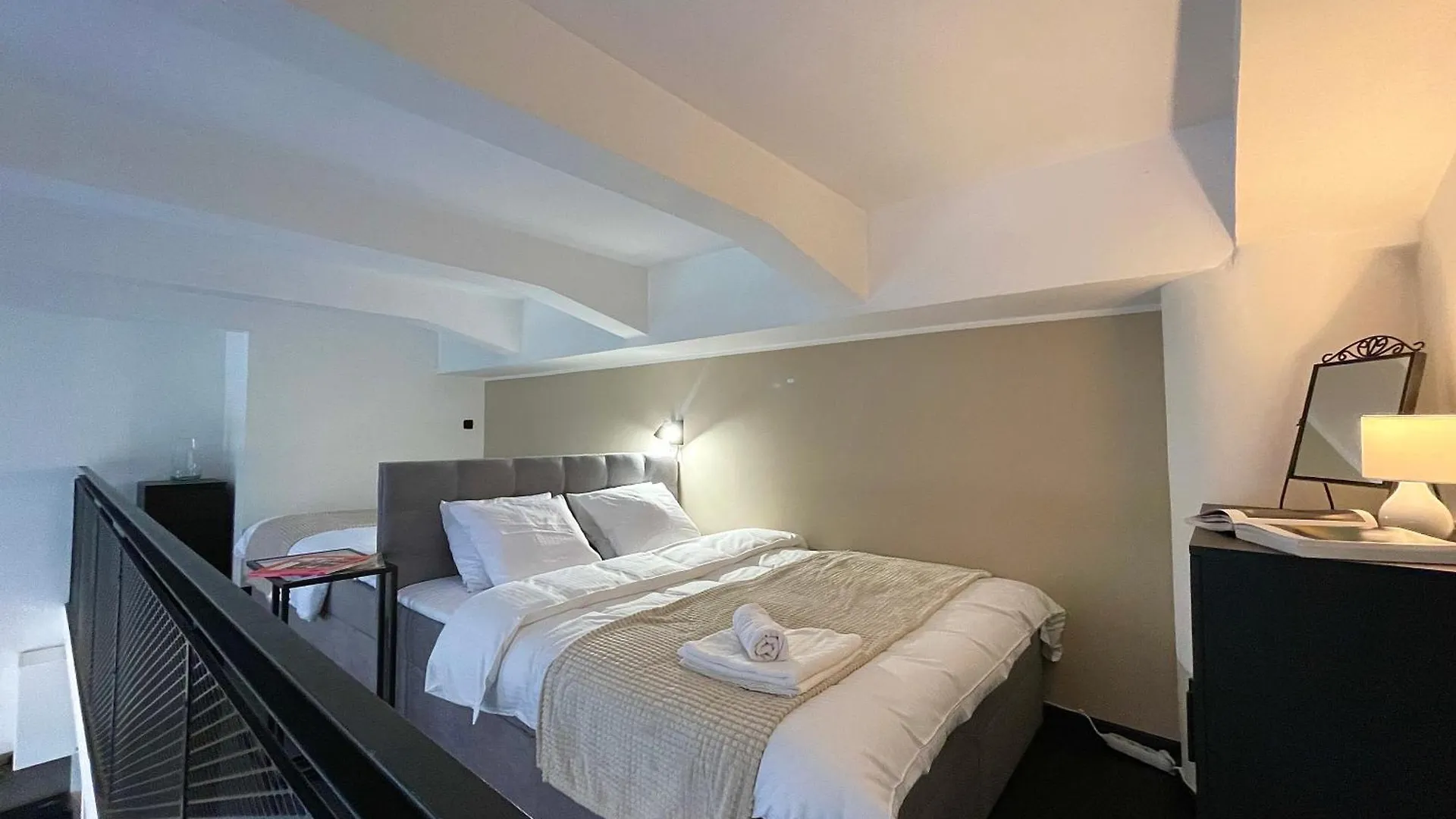 Duplex Apartment With 3 Bedrooms 프라하 체코